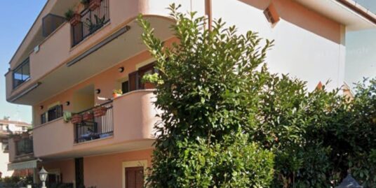 APPARTAMENTO CON GIARDINO E POSTO AUTO